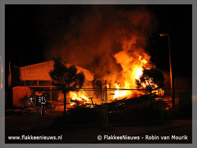 Foto behorende bij Sloopafval oude Ford garage in brand 